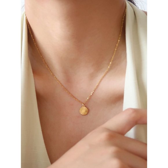 NEW 18K Gold Plated Textured Round Coin Necklace - Picture 4 of 10